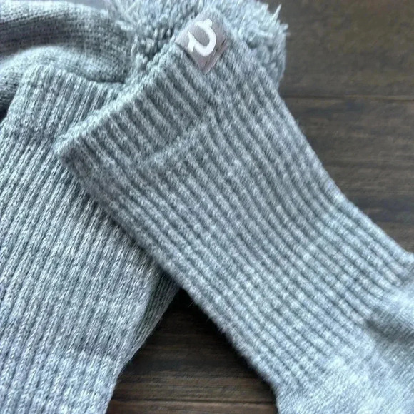 True Religion Knit cuffed pom-pom beanie & gloves set, embroidered & patch logos - Picture 6 of 8